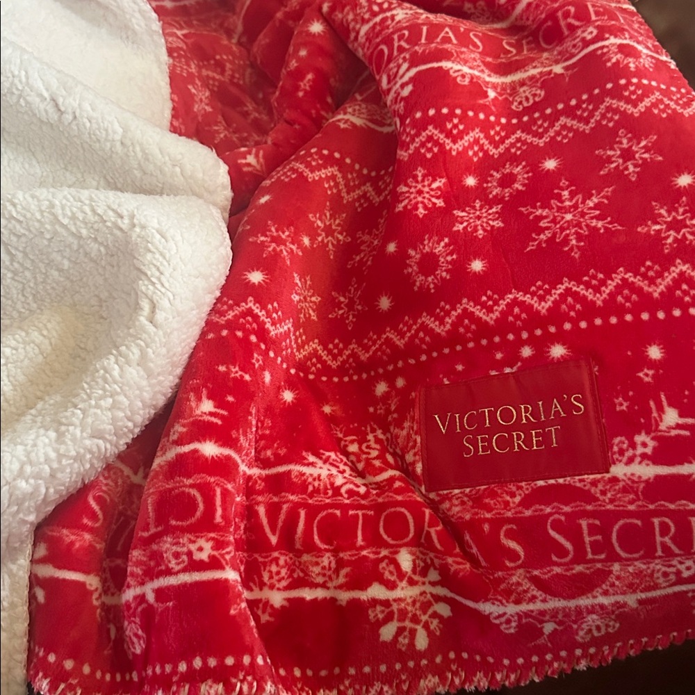 NWT Victoria’s Secret Plush Fleece Holiday Blanket